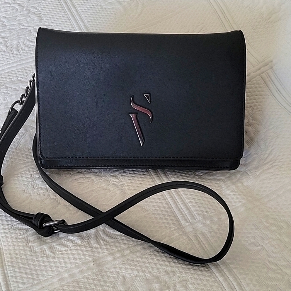 Simply Vera, Vera Wang black handbag.